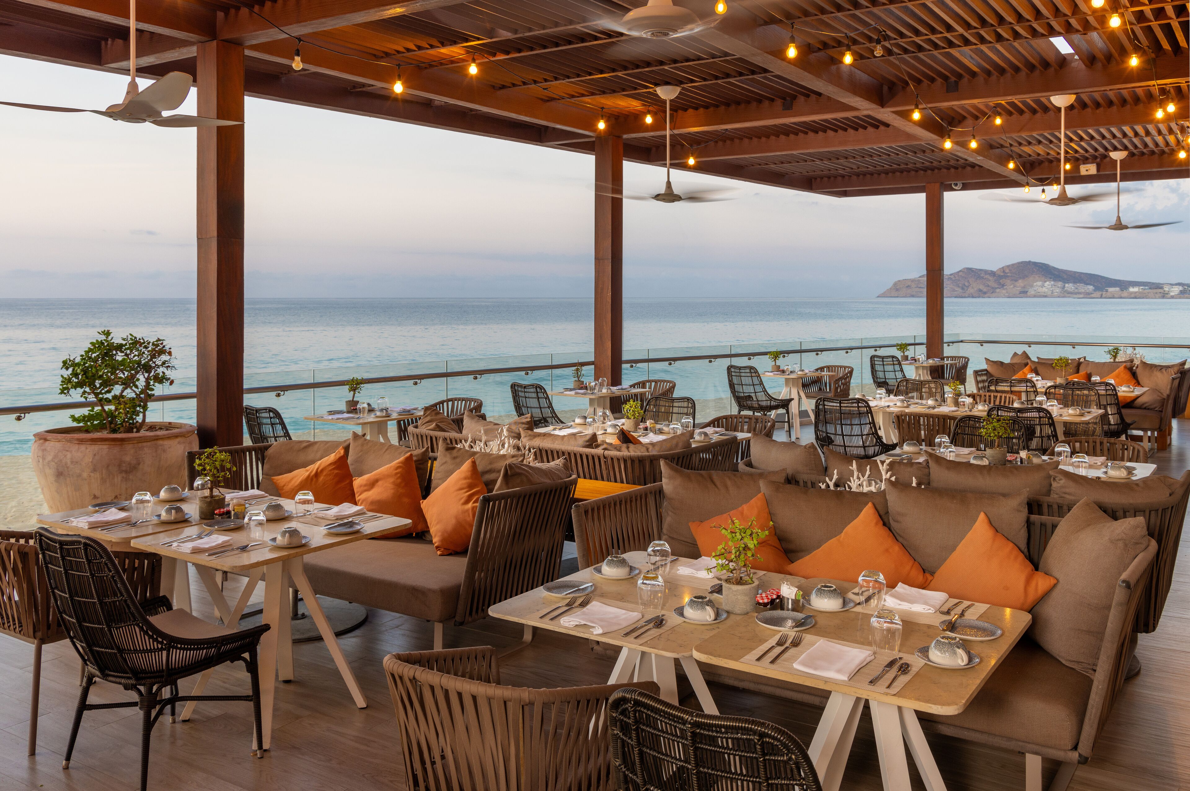 7 restaurants; breakfast and dinner served