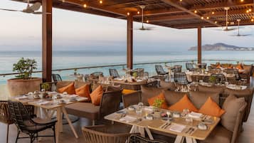7 restaurants; breakfast and dinner served