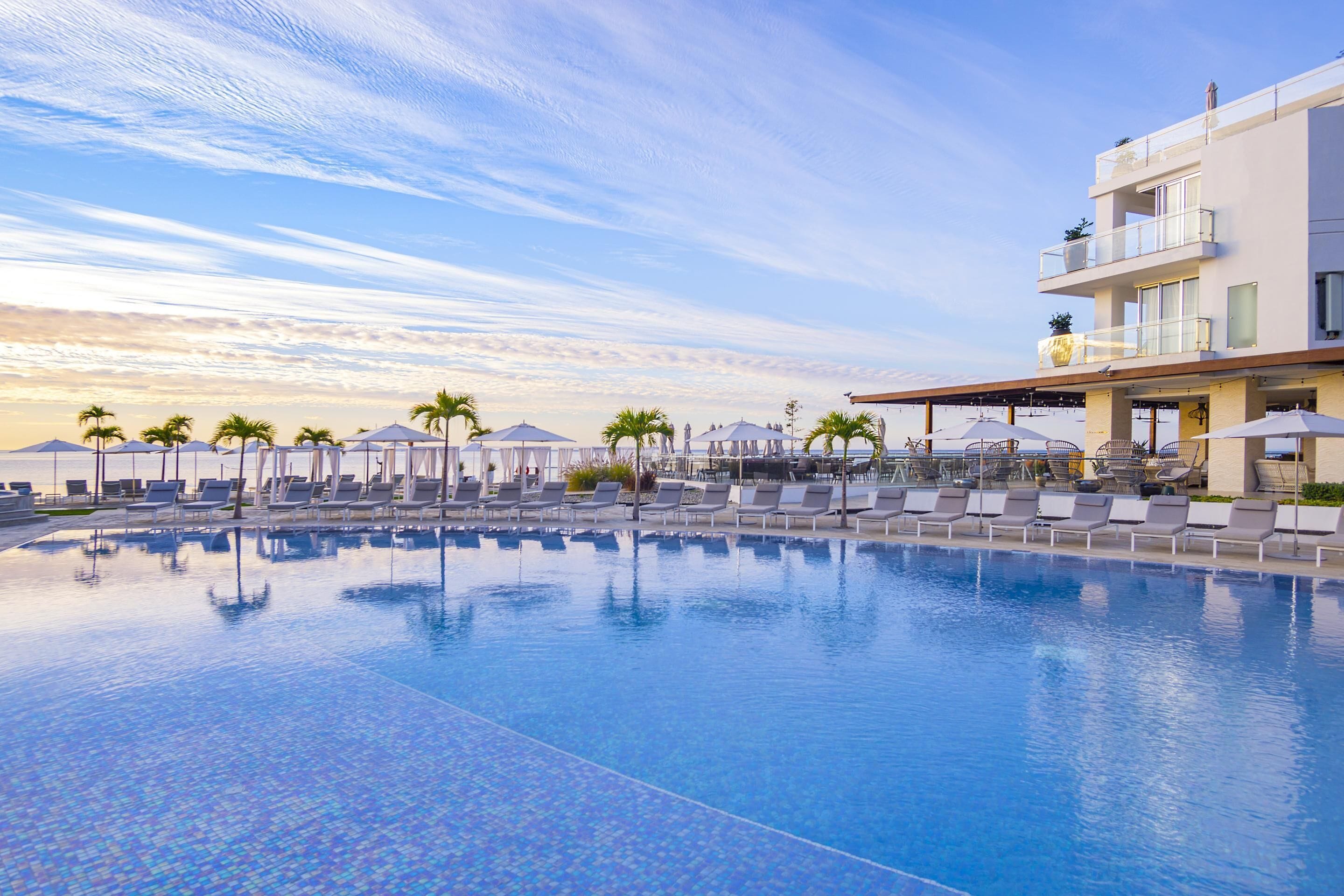 4 utendørsbassenger, bassengtelt (mot betaling) og bassengparasoller