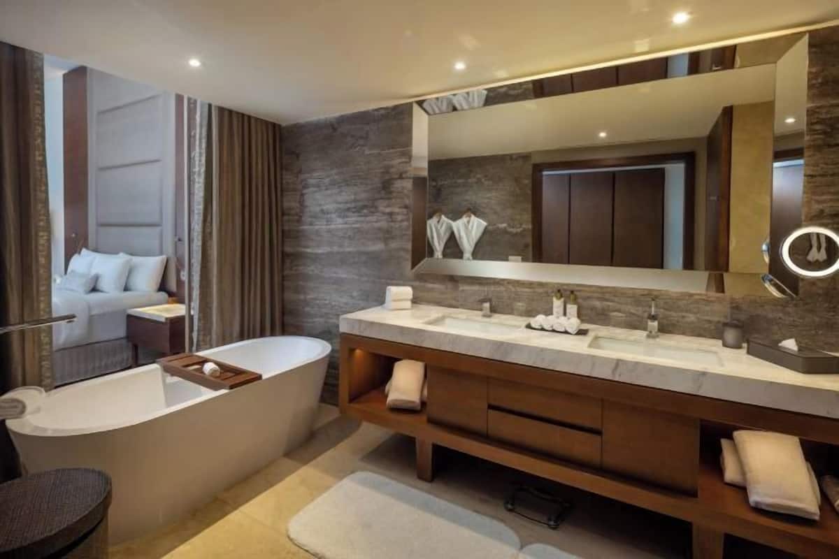 Salle de bain | Baignoire et douche séparées, articles de toilette griffés