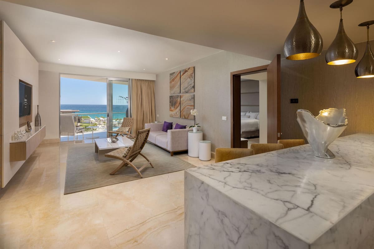 1 bedroom, premium bedding, down comforters, free minibar