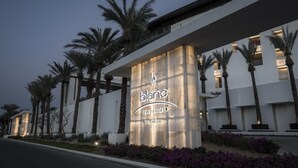 Een modern gebouw met een opvallend verlicht bord waarop 'le blanc spa resort los cabos' staat.