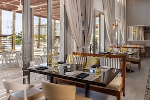 7 restaurants, breakfast served
