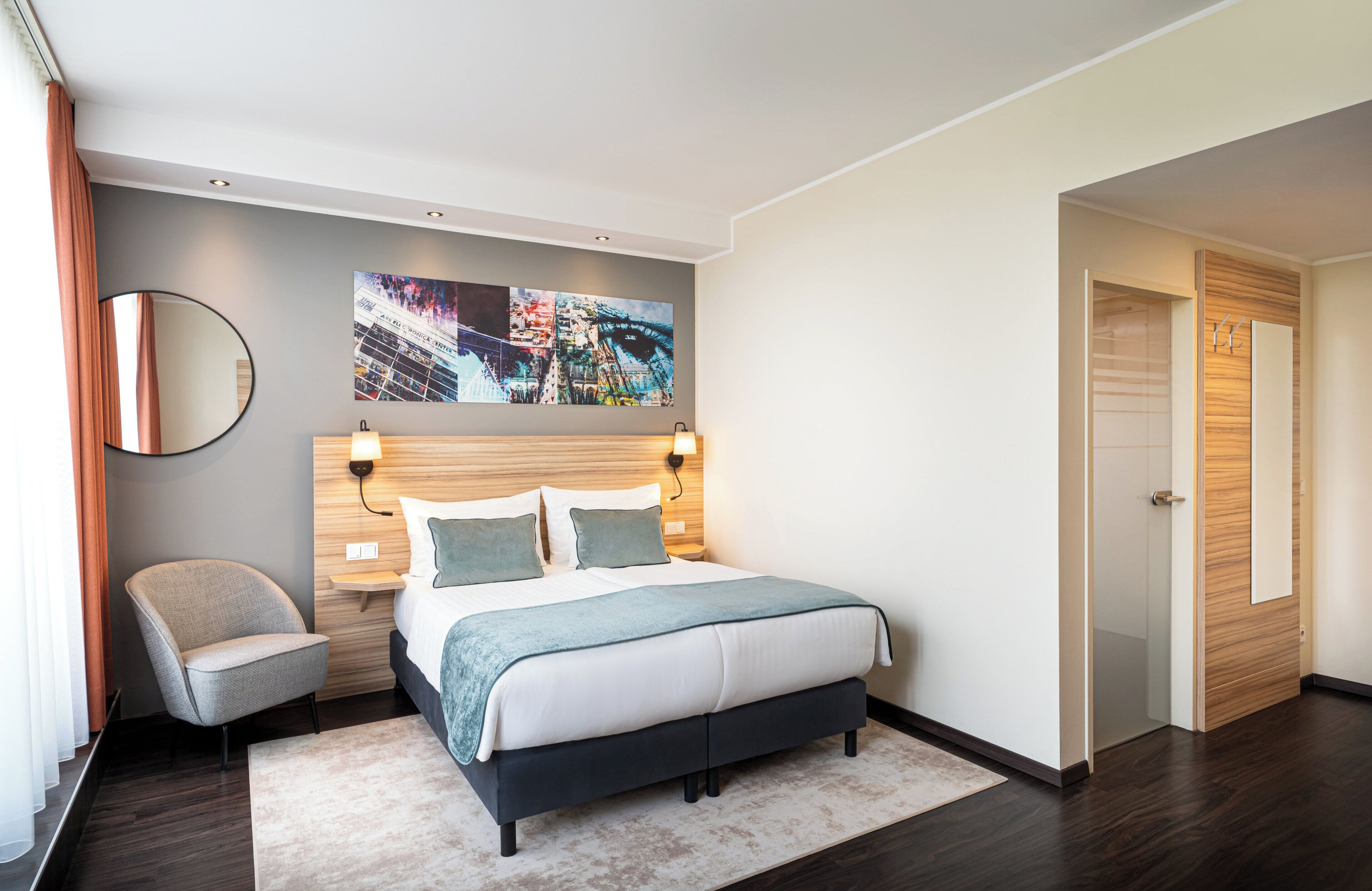 房內夾萬、書桌、隔音、熨斗/熨衫板