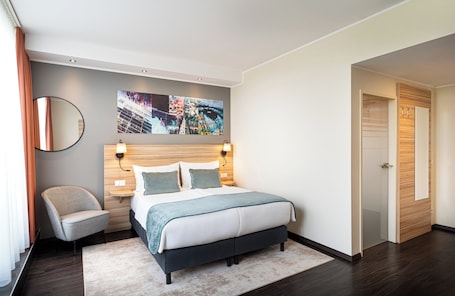 In-room safe, desk, soundproofing, iron/ironing board. Leonardo Boutique Hotel Linz City Center