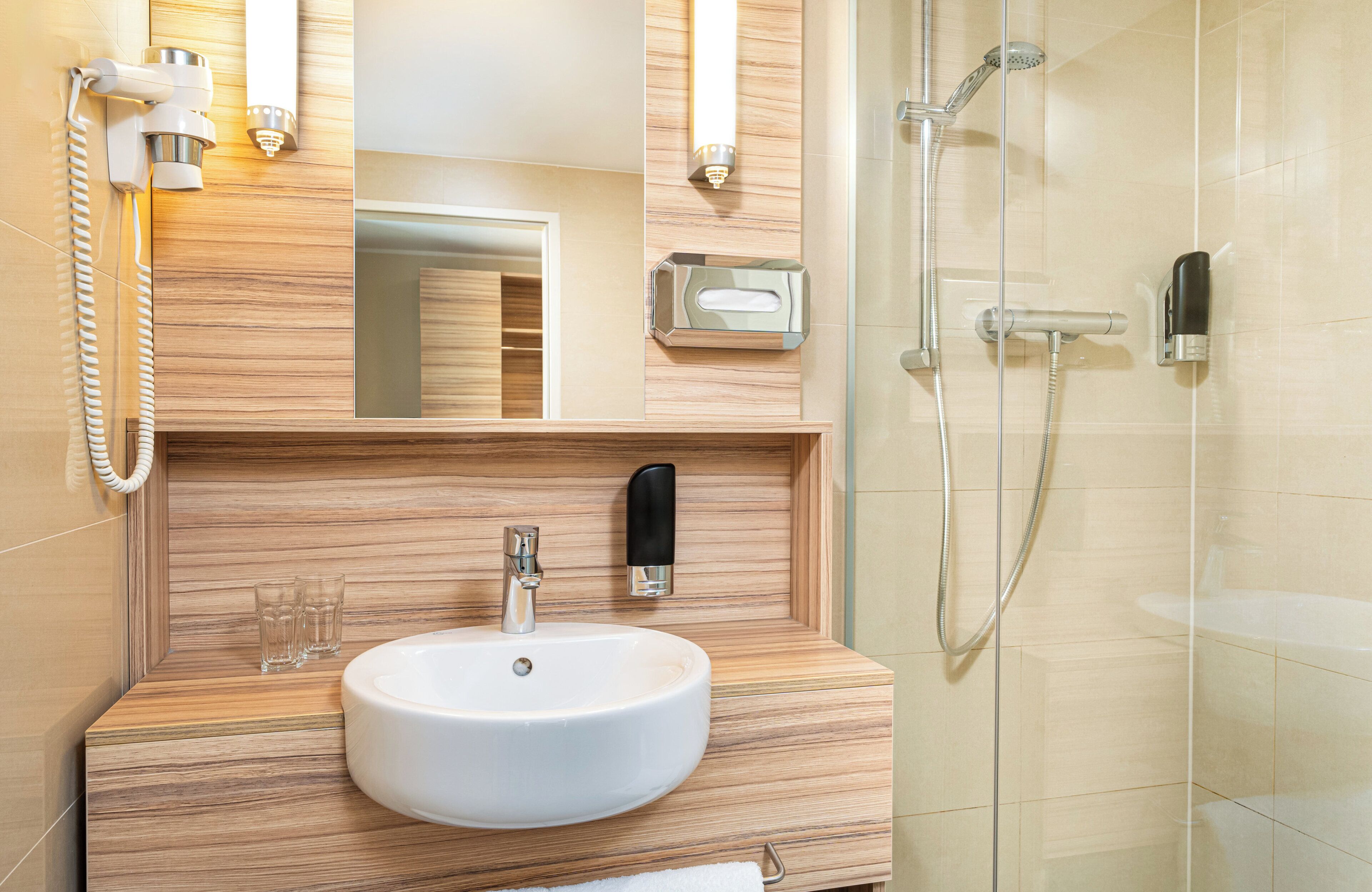 Dusche, Haartrockner, Handtücher