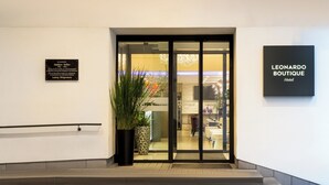 A hotel entrance with a sign for 'Leonardo Boutique Hotel'. - Leonardo Boutique Hotel Linz City Center (Linz)