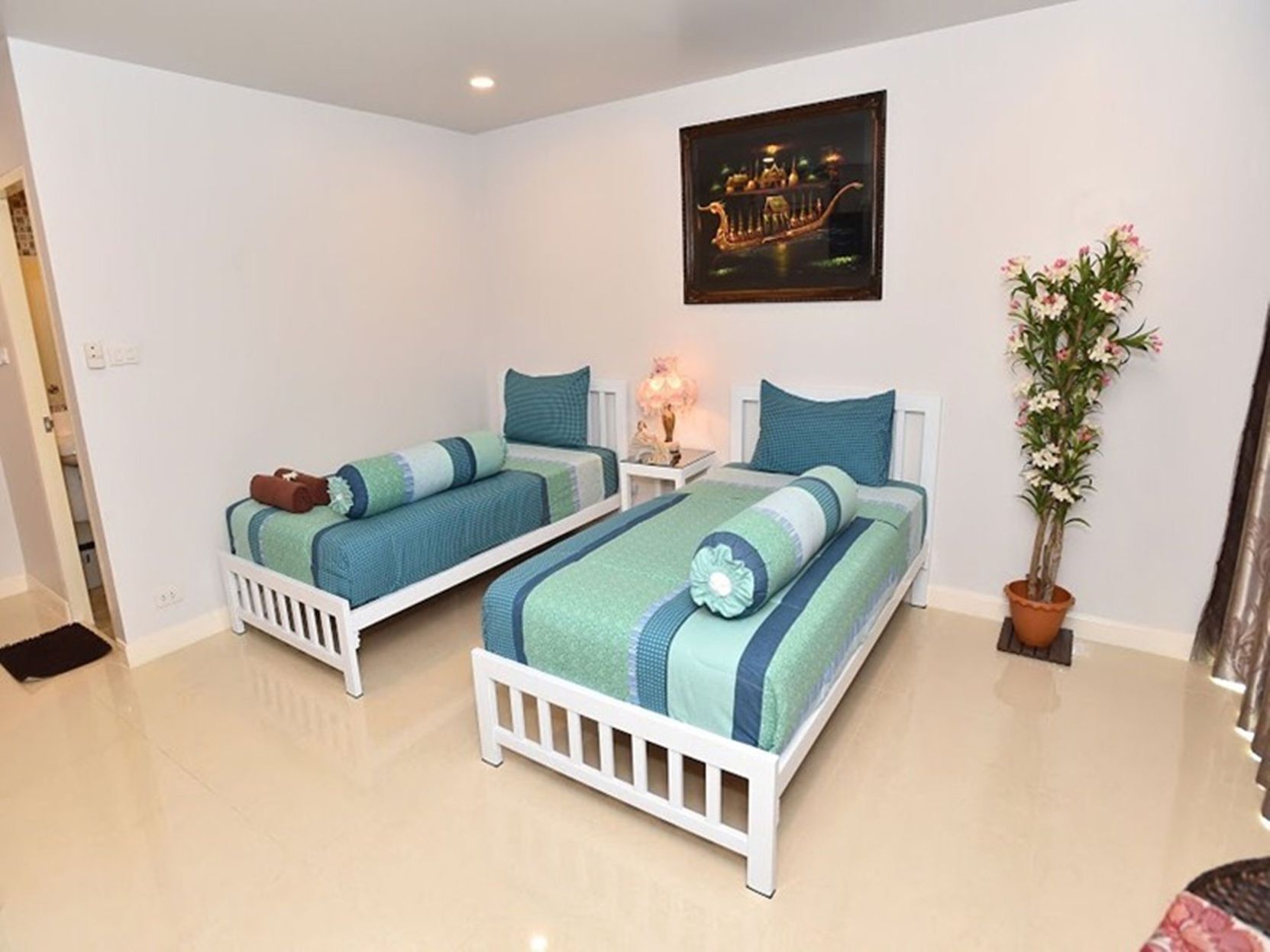 Desk, blackout drapes, free WiFi, wheelchair access