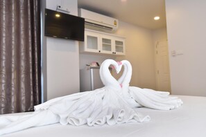 Escritorio, cortinas blackout y wifi gratis