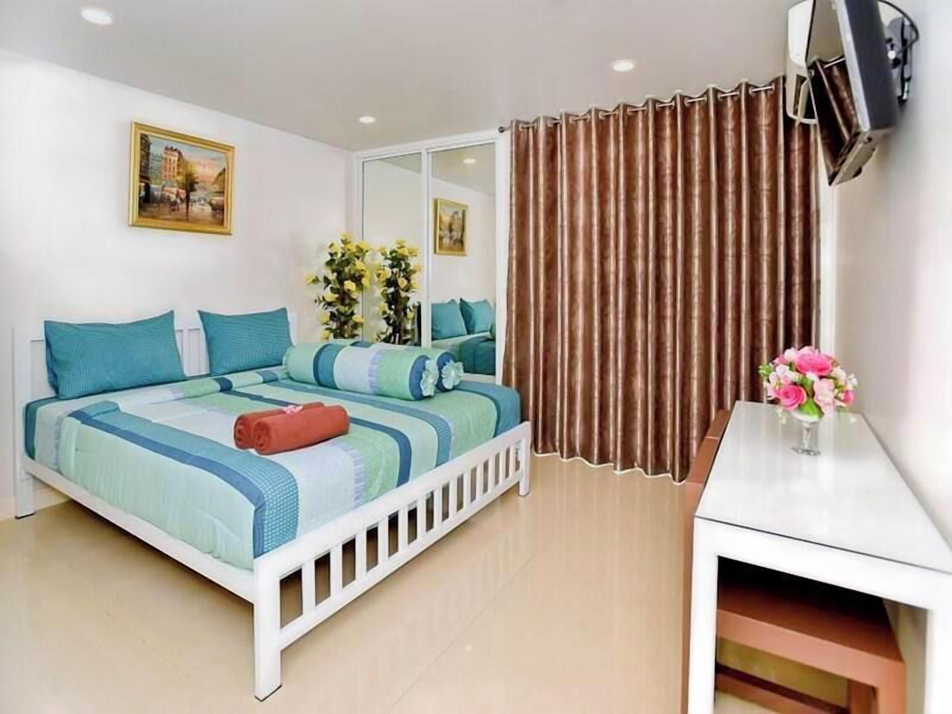 Desk, blackout drapes, free WiFi, wheelchair access