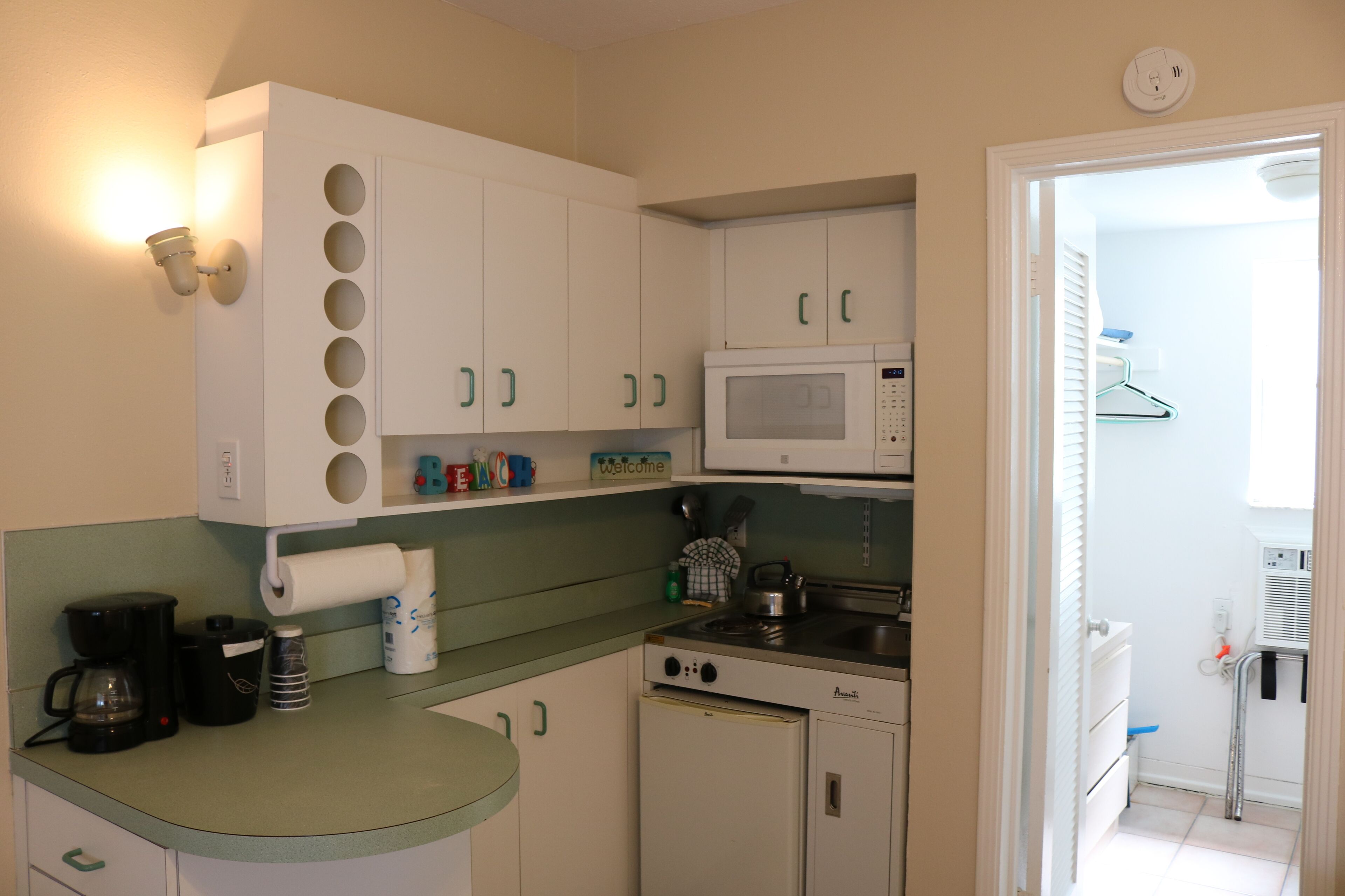 room, 1 king bed, kitchen, courtyard view (1st floor) | private kitchenette | fridge, microwave, coffee/tea maker, cookware/dishes/utensils