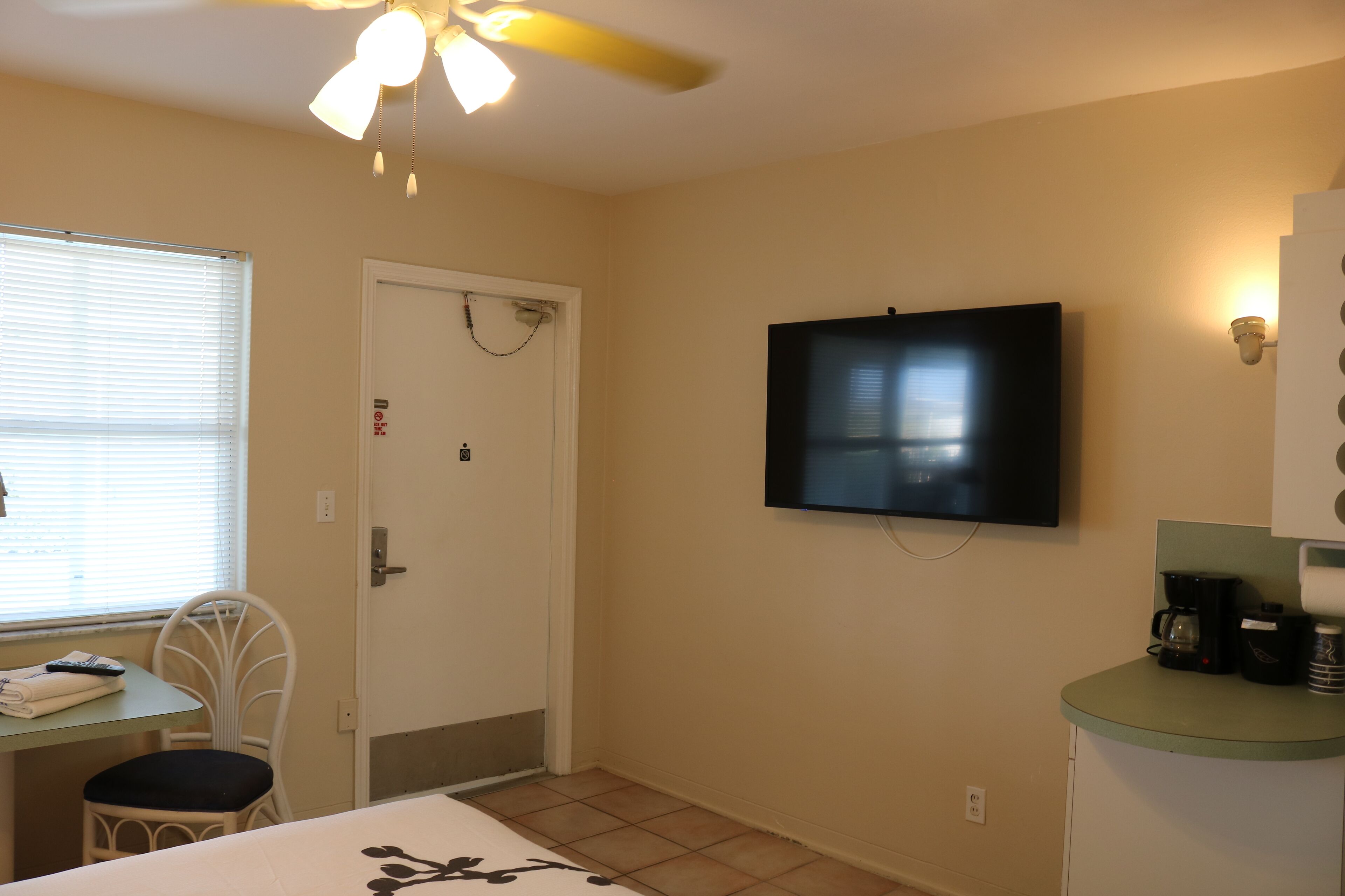 room, 1 king bed, kitchen, courtyard view (1st floor) | down duvets, in-room safe, iron/ironing board, free wifi