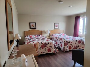 Rom – superior, 2 dobbeltsenger | Safe på rommet, skrivebord, lydisolert og strykejern/-brett