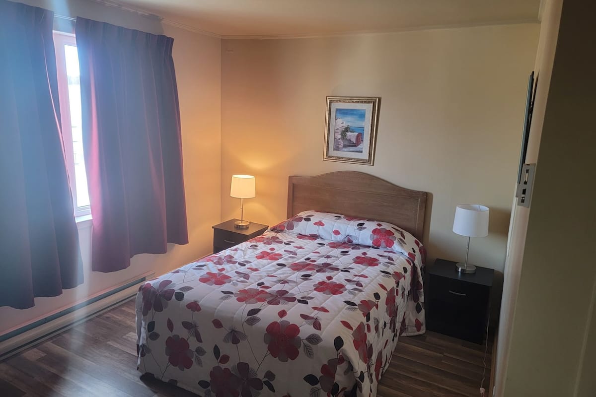 Standard Room, 1 Double Bed | In-room safe, desk, soundproofing, iron/ironing board