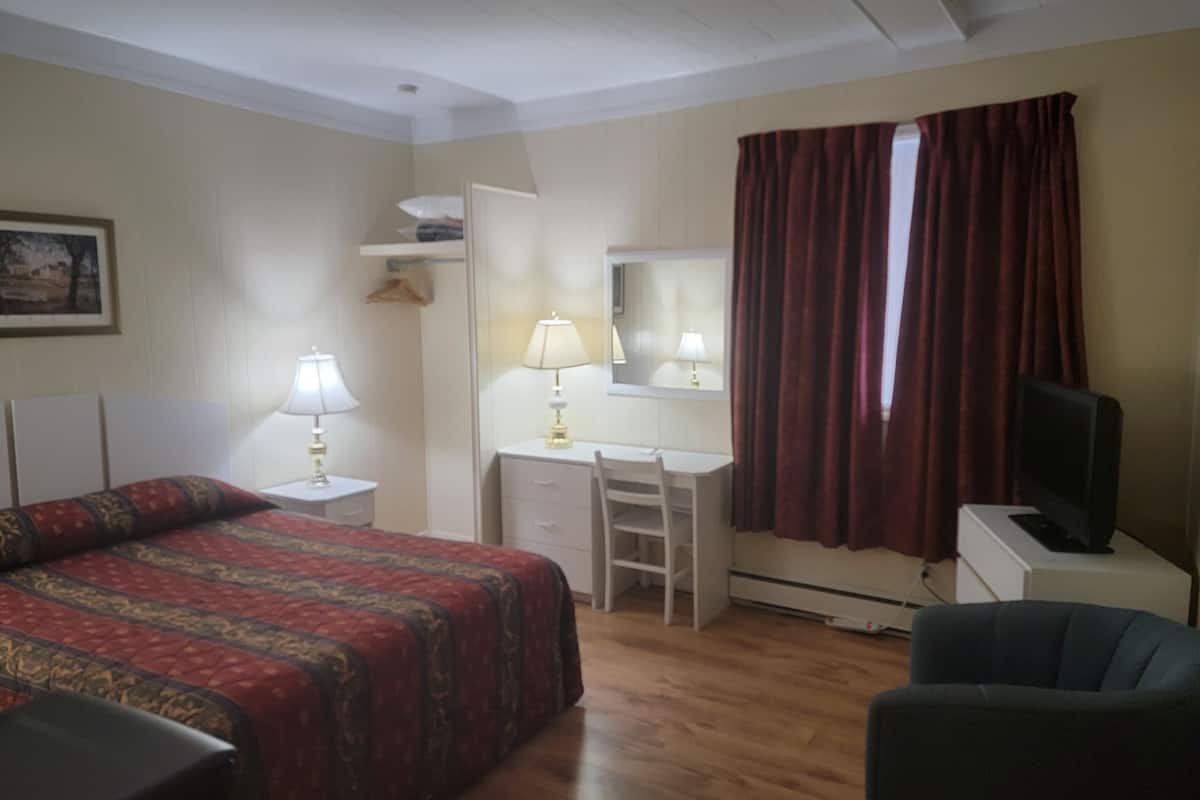 Economy Room, 1 Double Bed | In-room safe, desk, soundproofing, iron/ironing board