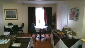 每日供應歐陸早餐 (每人 CAD6)