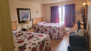 Superior kamer, 2 tweepersoonsbedden | Een kluis op de kamer, een bureau, geluiddichte muren