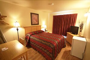 高級客房, 1 張加大雙人床 | 客房內保險箱、書桌、隔音、熨斗/熨衣板