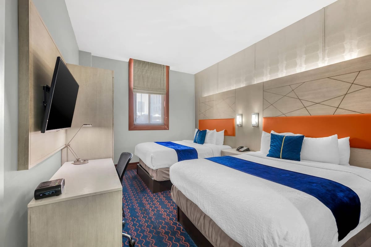 Habitación estándar, 2 camas matrimoniales, para no fumadores | Ropa de cama de alta calidad y caja de seguridad en la habitación