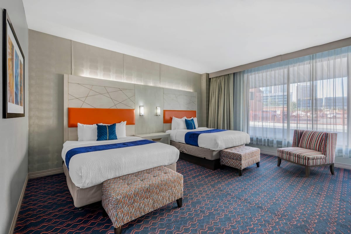 Habitación, 2 camas Queen size, con acceso para personas discapacitadas, para no fumadores | Ropa de cama de alta calidad y caja de seguridad en la habitación