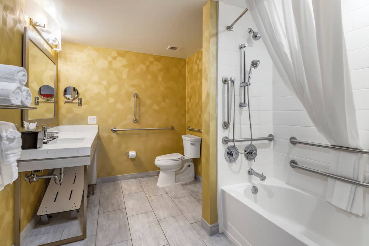 Chambre, 1 très grand lit, accessible aux personnes à mobilité réduite, non-fumeur