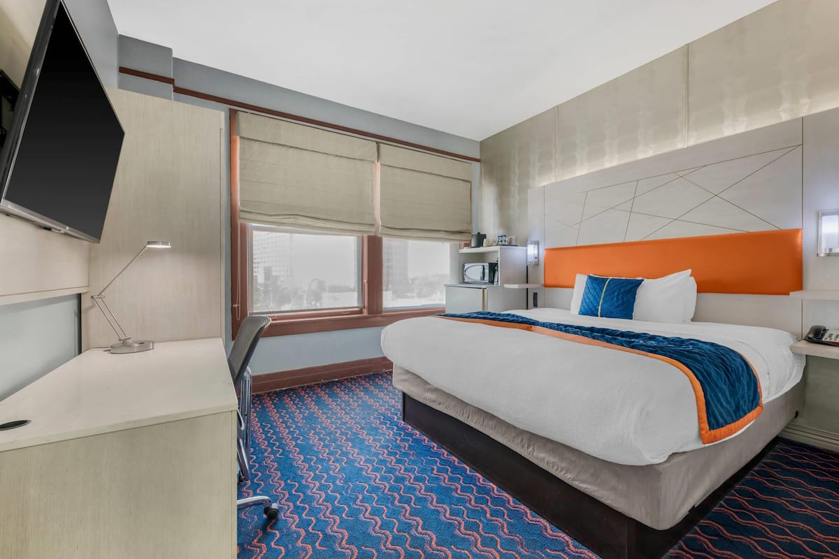 Ropa de cama de alta calidad y caja de seguridad en la habitación