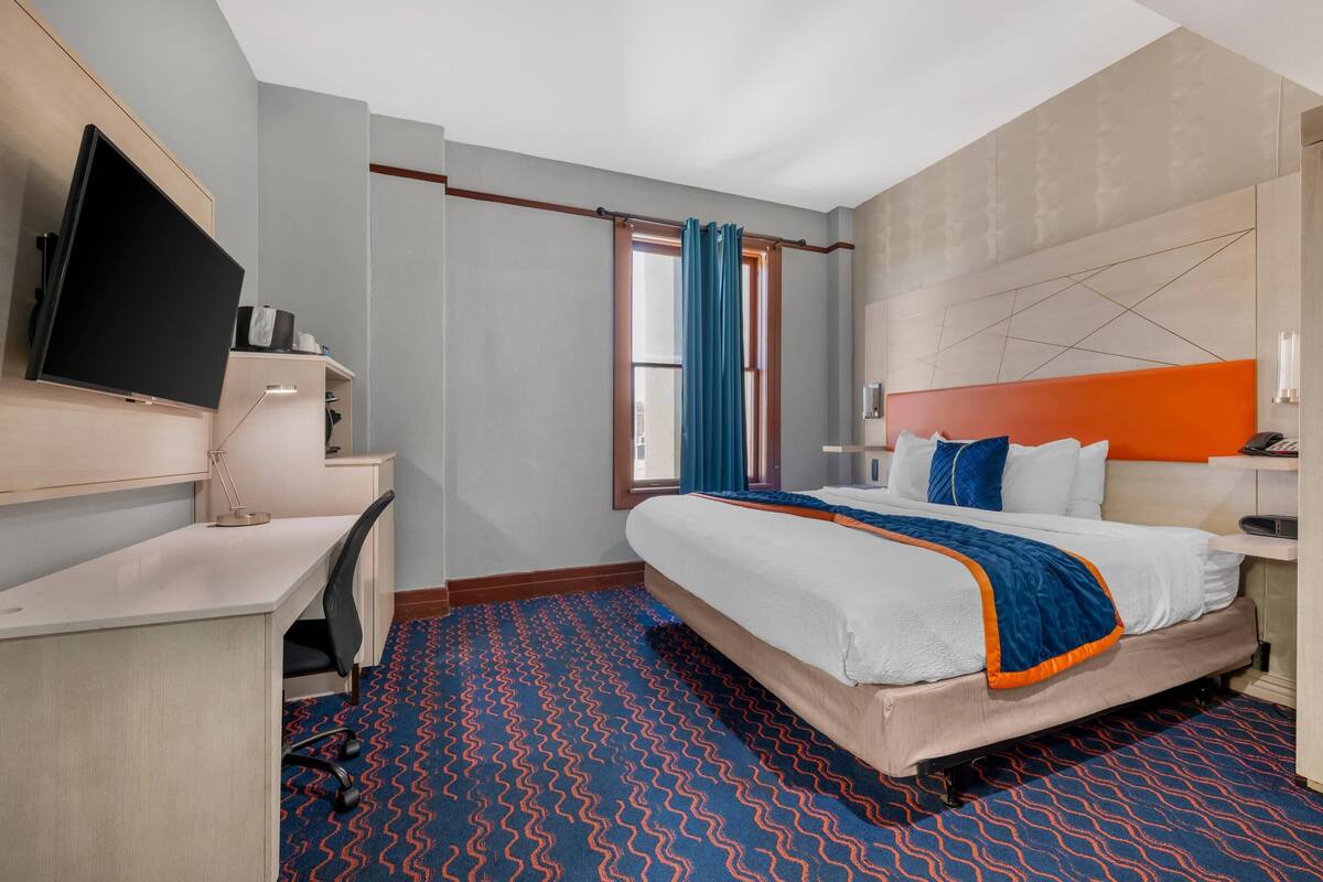 Habitación, 1 cama de matrimonio grande, accesible para personas con discapacidad, no fumadores | Ropa de cama de alta calidad, caja fuerte, escritorio