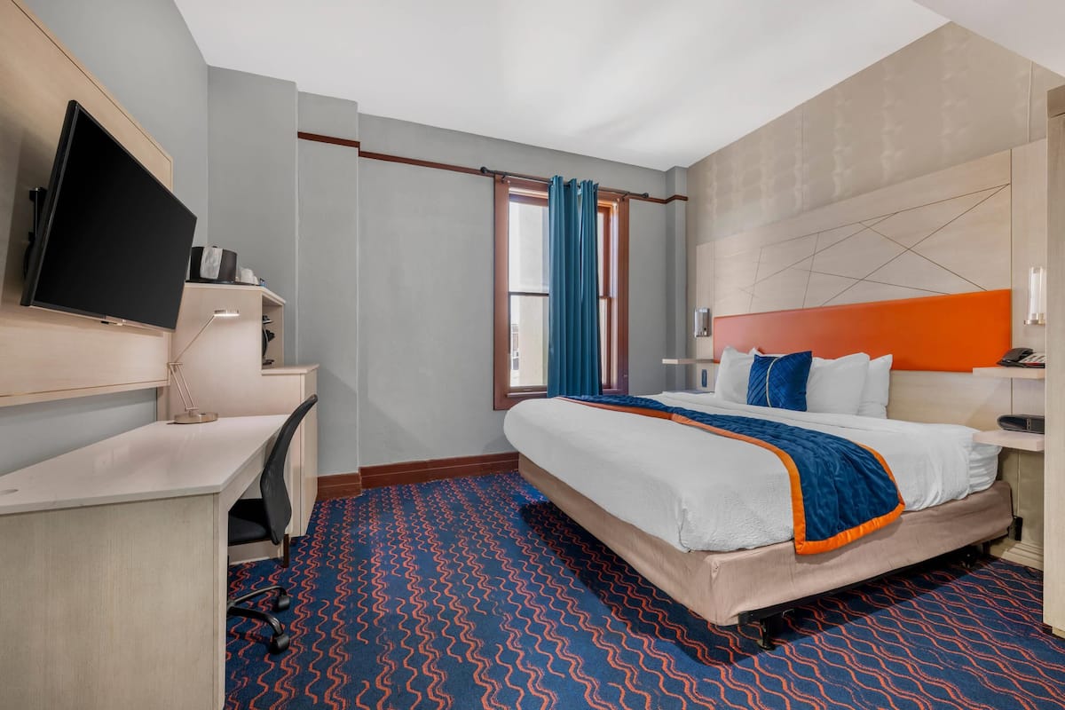 Room, 1 King Bed, Accessible, Non Smoking | Premium bedding, in-room safe, desk, laptop workspace