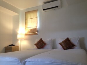 Habitació amb dos llits individuals estàndard | Caixa forta a l'habitació, escriptori i wifi gratuïta 