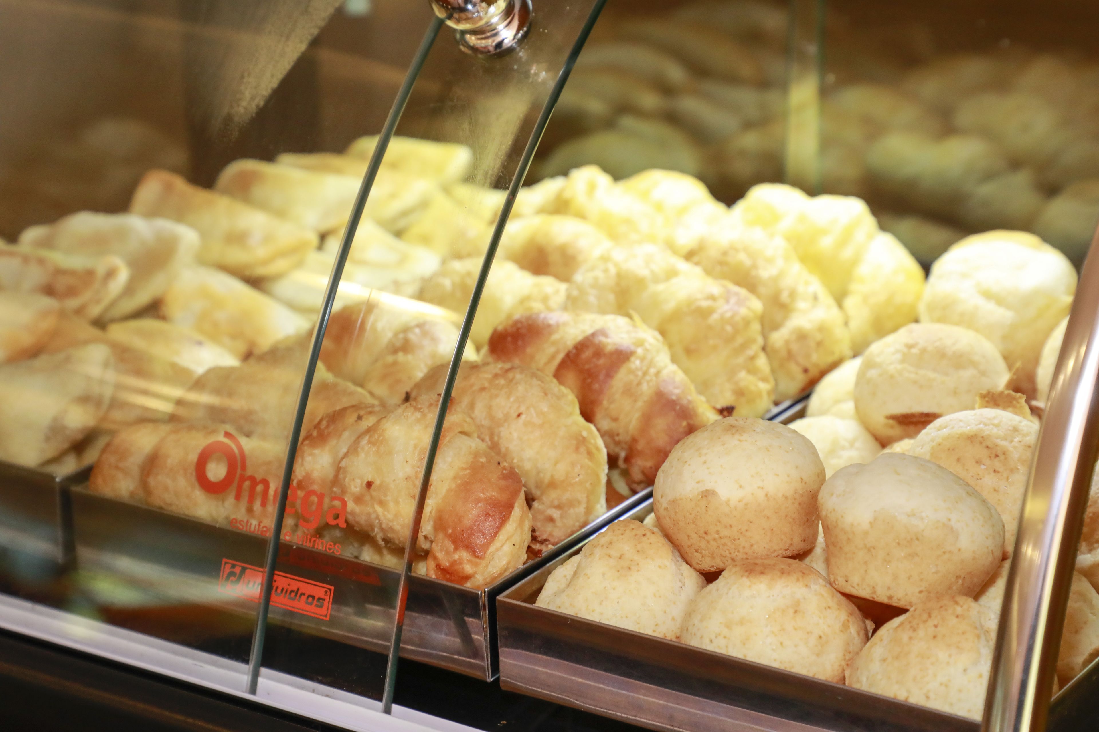 Una vitrina de panadería con diversas opciones de productos horneados.