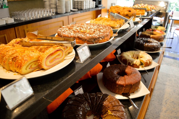 Café da manhã com buffet grátis todos os dias