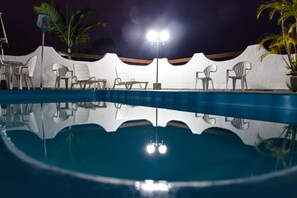 Outdoor pool, open 10:00 AM to 10:00 PM, pool umbrellas, sun loungers - Pousada Torre del Mar (Ubatuba)