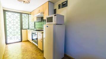 House, 5 Bedrooms | Private kitchen | Full-size fridge, microwave, oven, stovetop