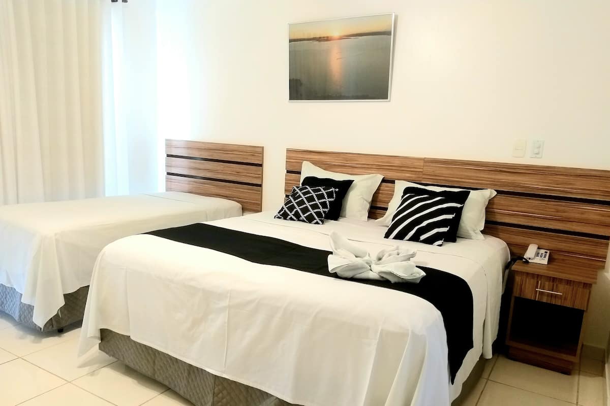 Habitación triple de lujo | Minibar, escritorio, cortinas blackout y wifi gratis