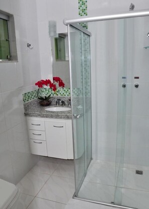 Shower, free toiletries, towels, soap - Hotel Estrela Mares (Tres Marias)