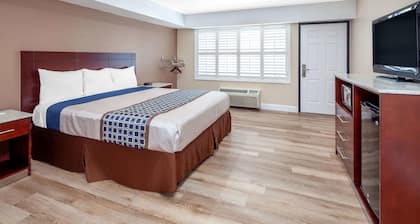 Travelodge by Wyndham Harbor City