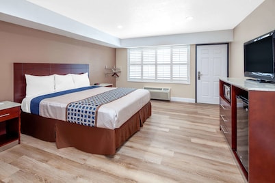 Travelodge by Wyndham Harbor City