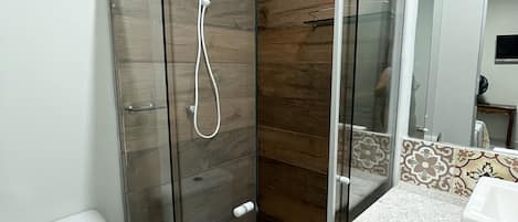 Family Room | Bathroom | Shower, free toiletries, towels, soap