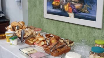 Tägliches inbegriffenes kontinentales Frühstück