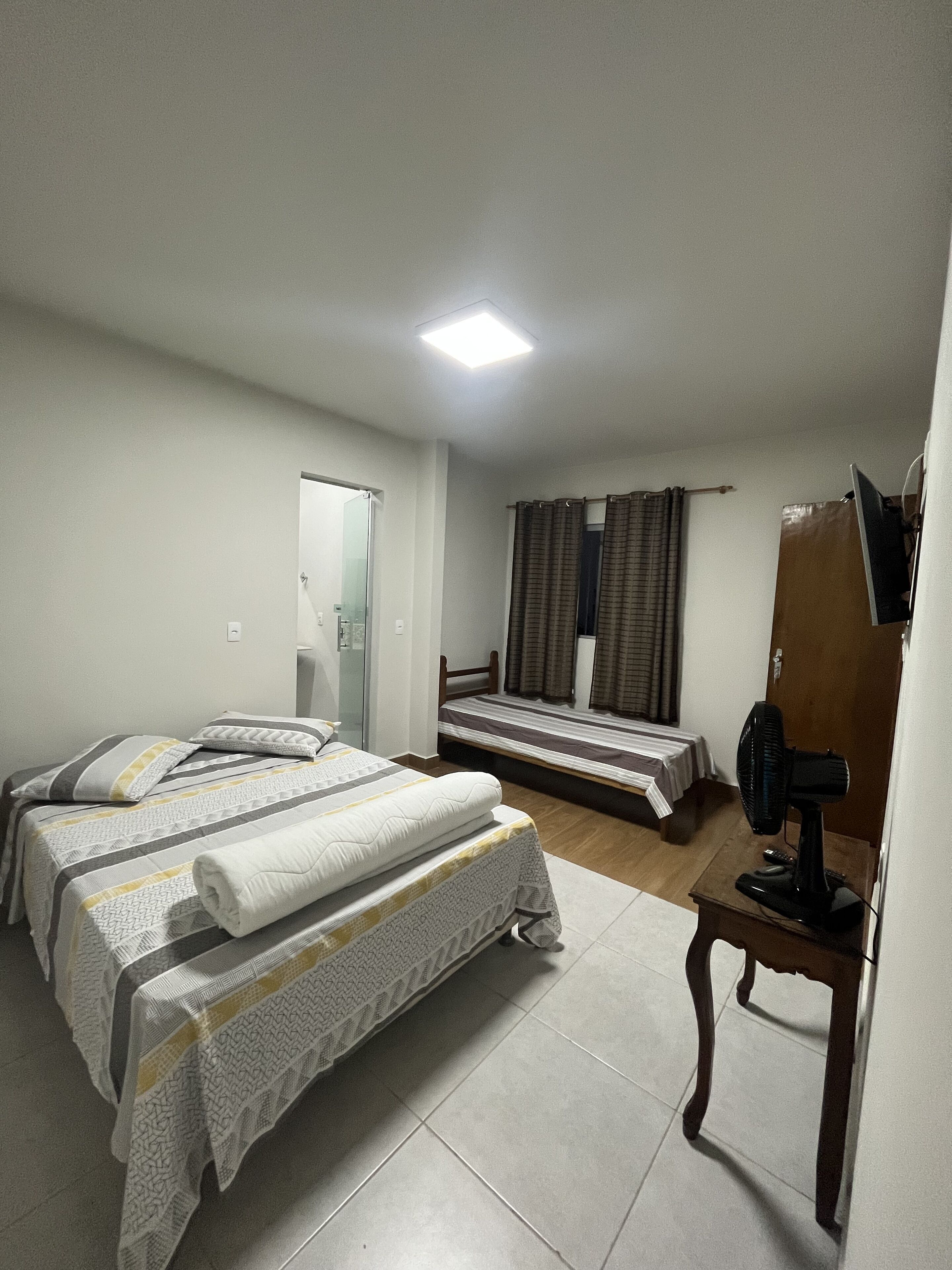 Minibar, escritorio, cortinas blackout y tabla de planchar con plancha 