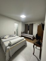 家庭房 | 迷你吧、办公桌、遮光窗帘、熨斗/熨板