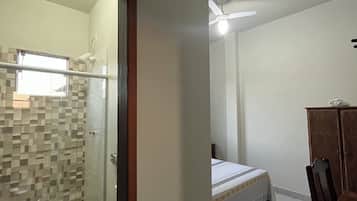 Minibar, Schreibtisch, Verdunkelungsvorhänge, Bügeleisen/Bügelbrett