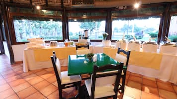 朝食、ランチ、ディナーに営業 (郷土料理)