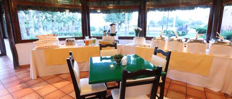 Serveert ontbijt, lunch, diner, regionale gerechten