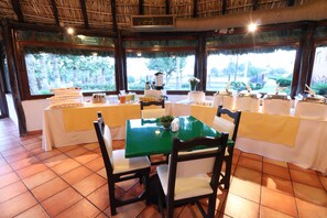 Se sirven desayunos, almuerzos y cenas; cocina regional