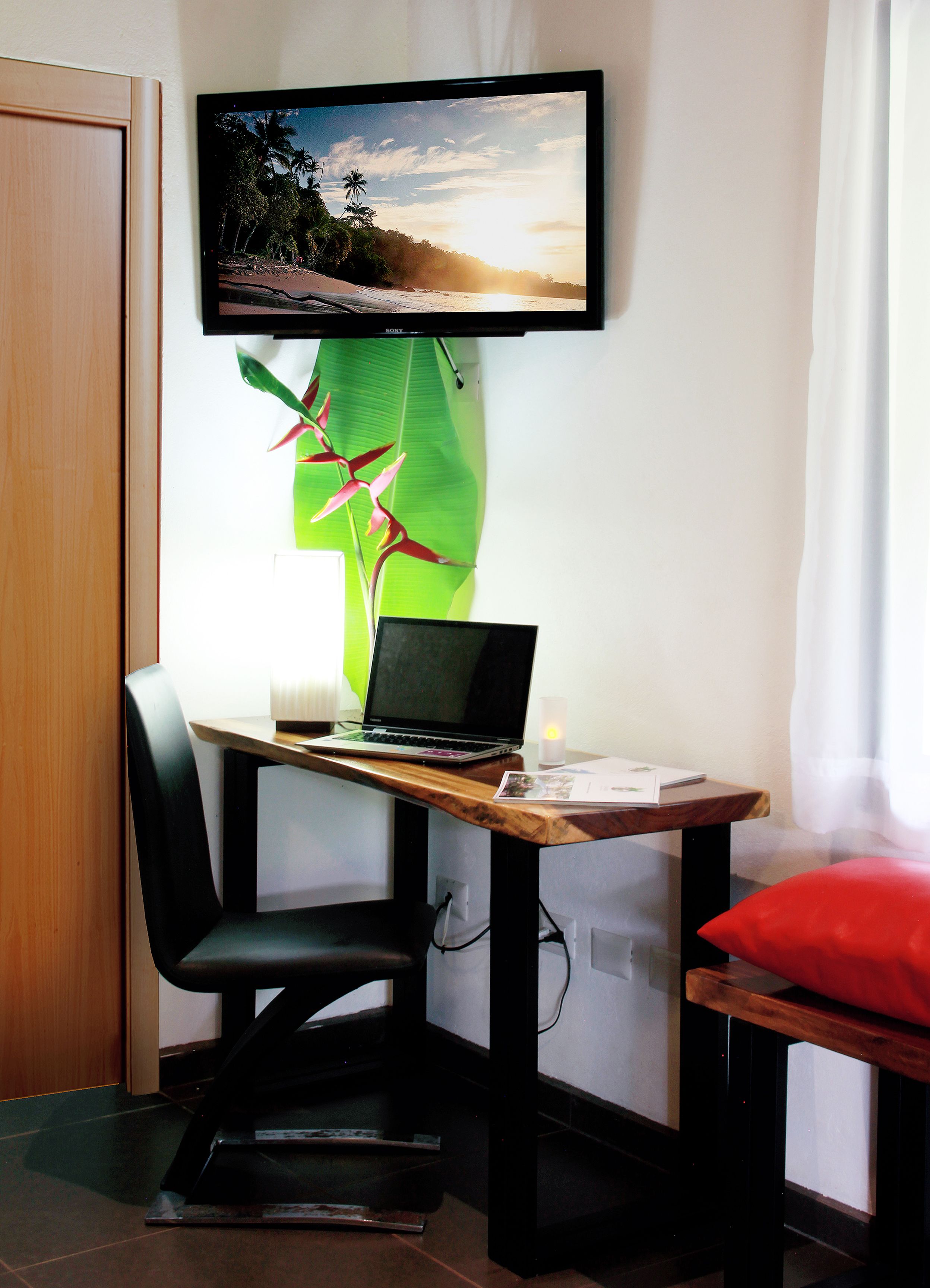 family room, garden area | in-room business centre