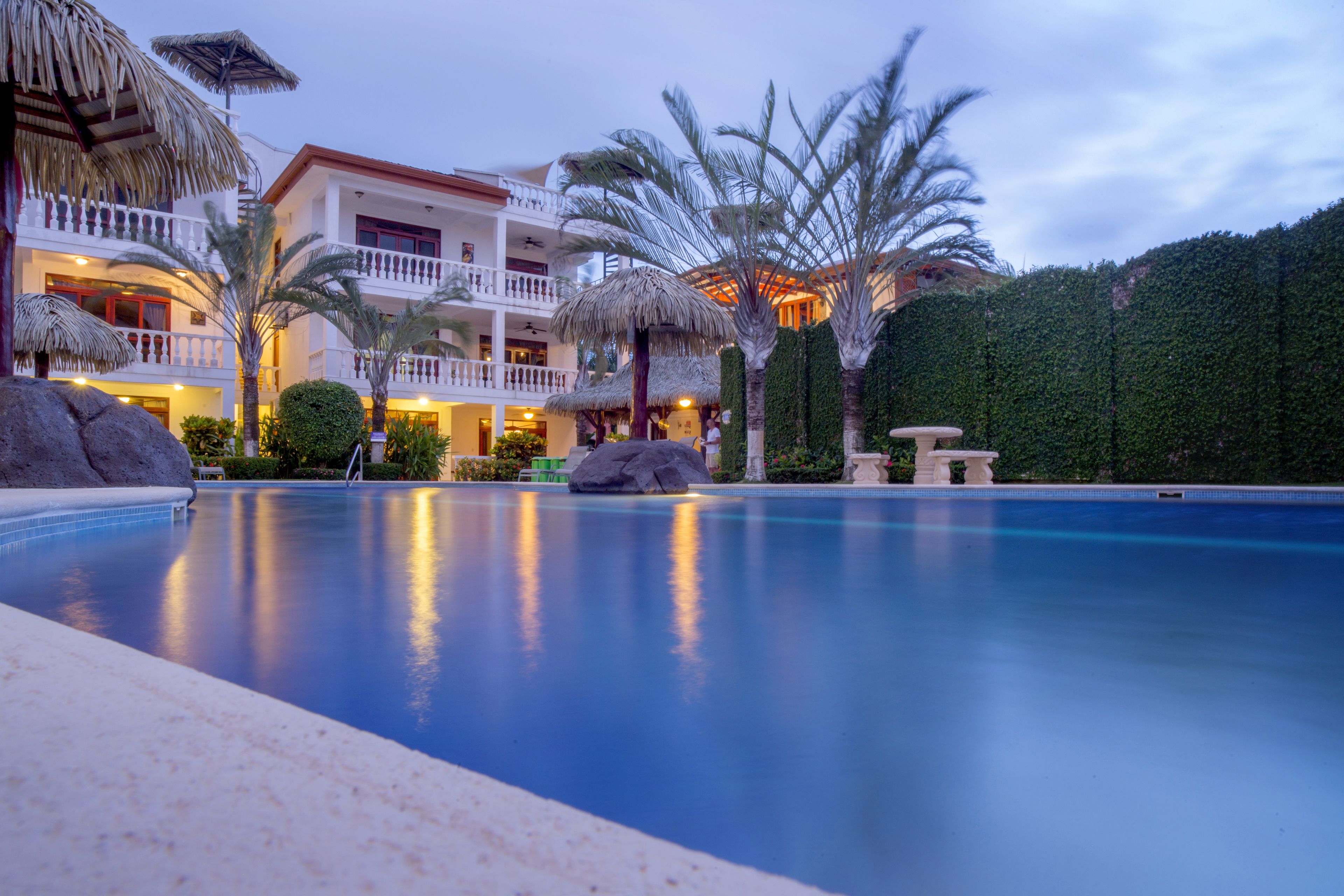 室外游泳池，提供日光浴躺椅