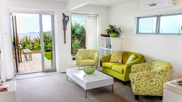 Apartamento luxo, 1 quarto, de frente para o mar | Área de estar | TV de tela plana