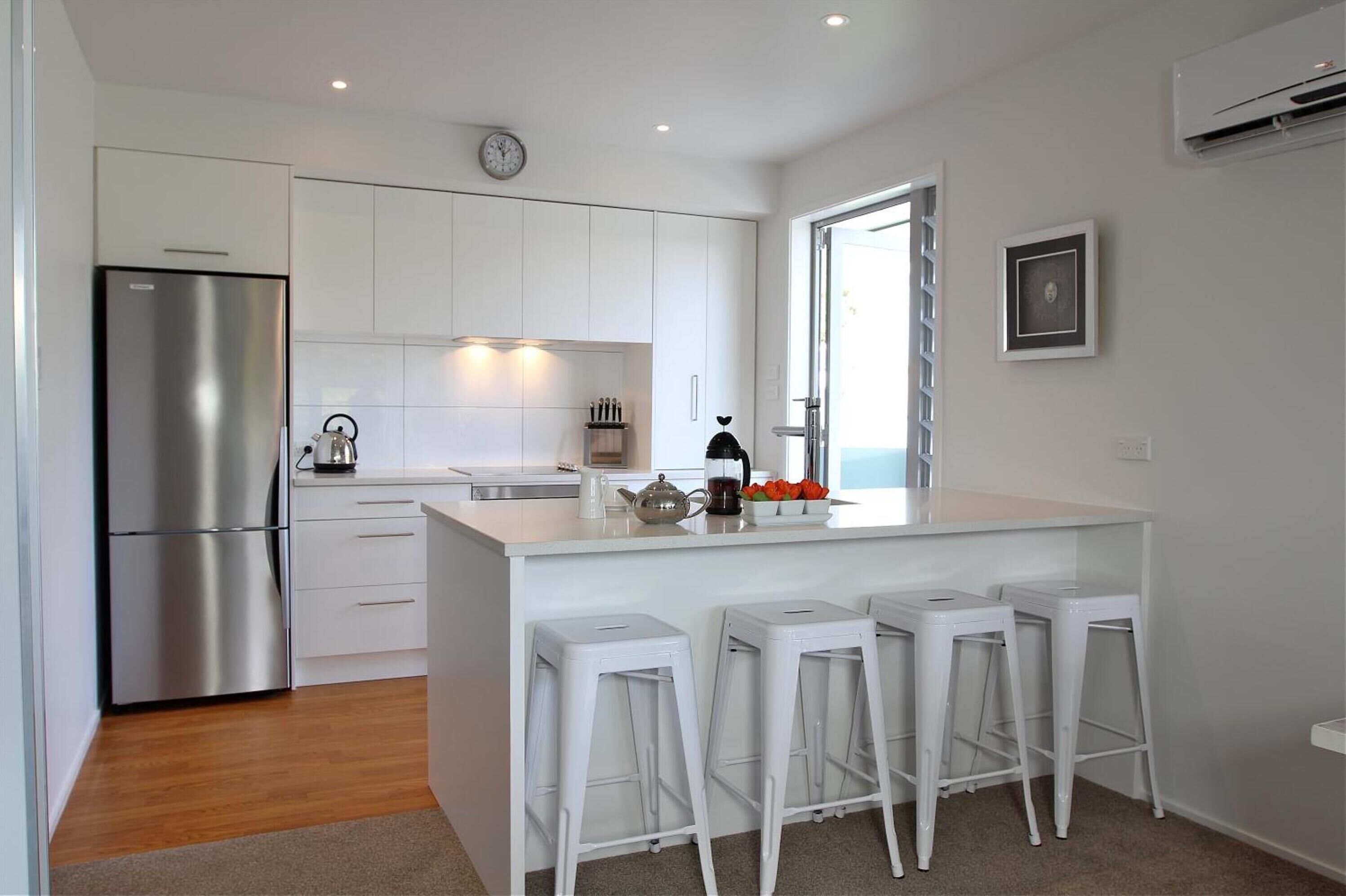 Herdplatte, Wasserkocher mit Kaffee-/Teezubehör, Toaster