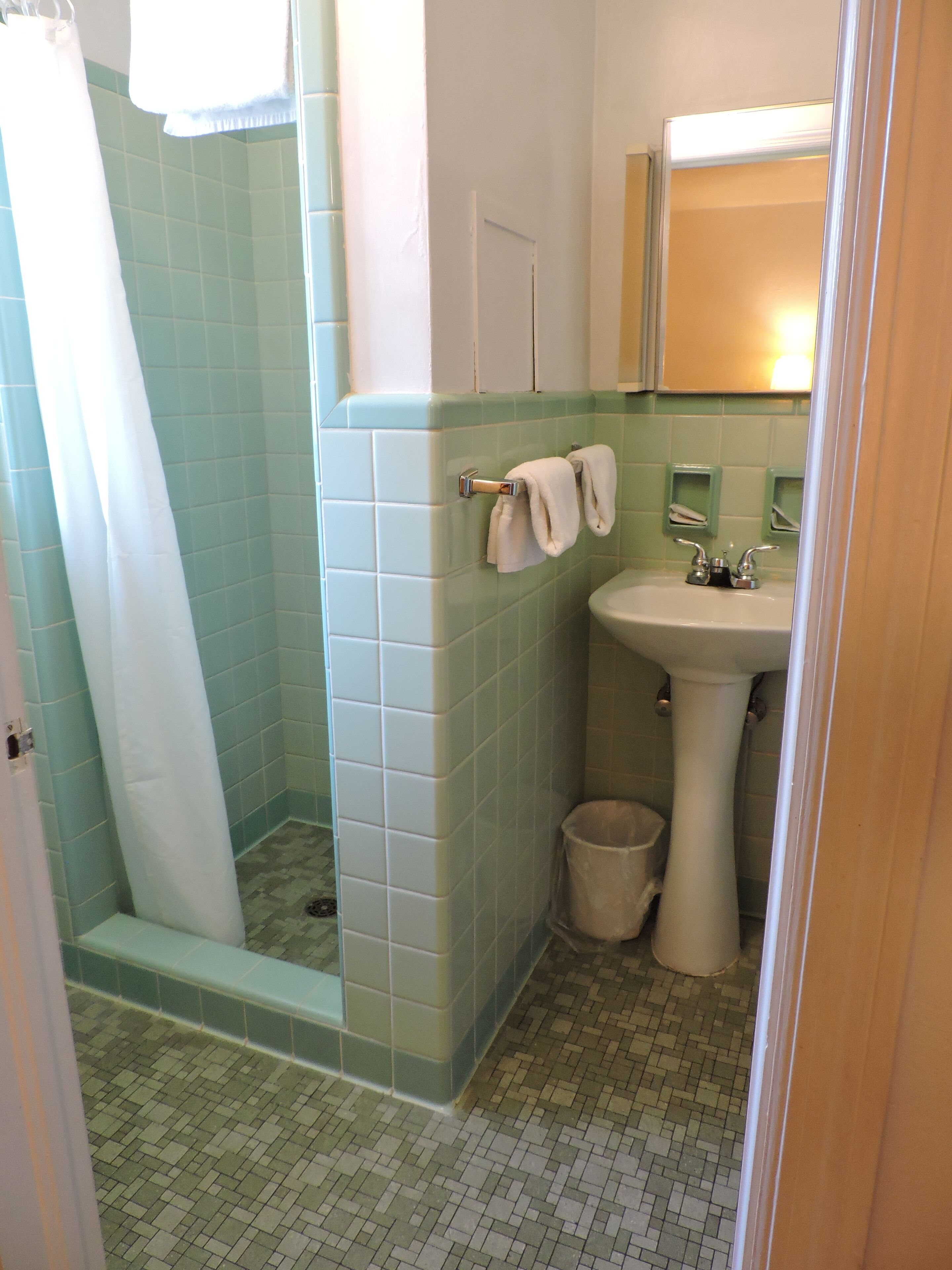 Habitación estándar, 1 cama matrimonial | Baño | Amenidades de baño gratuitas, secadora de cabello, toallas 